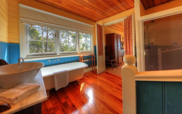 Island View Spa Cottage – Guest Rooms – Smithton