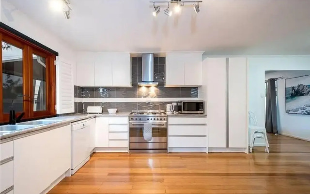 4 BDRM Pet Friendly Home 200m to Creek