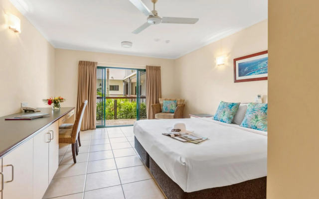 Bay Village Tropical Retreat & Apartments