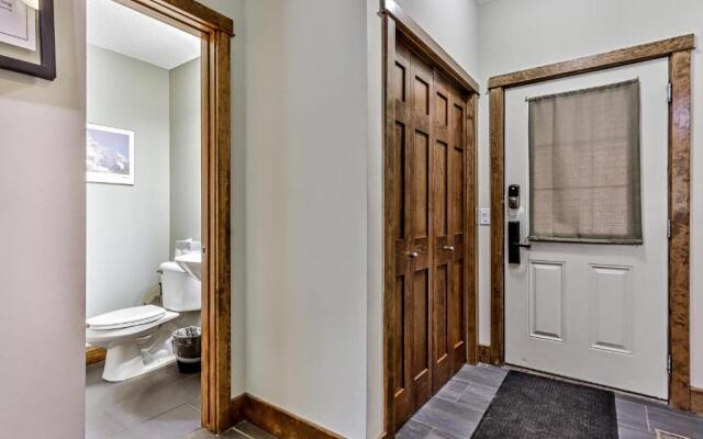 Fenwick Vacation Rentals Spacious Mountain 2 Bedroom with Hot tub