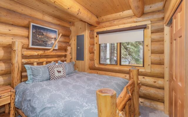Moosehead Lodge 3 Bedroom Home by NW Comfy Cabins