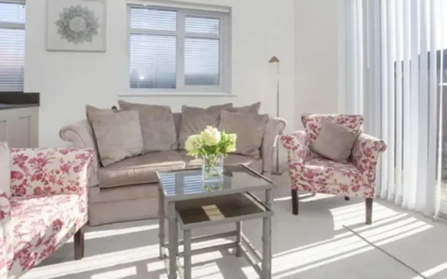 Whitehouse Apartments- Apartment C