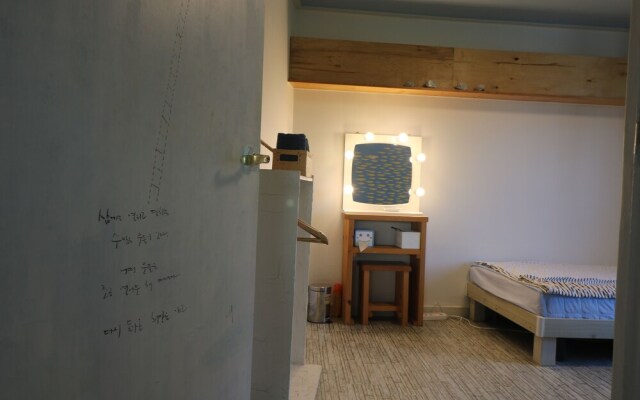 White Whale Guesthouse - Hostel