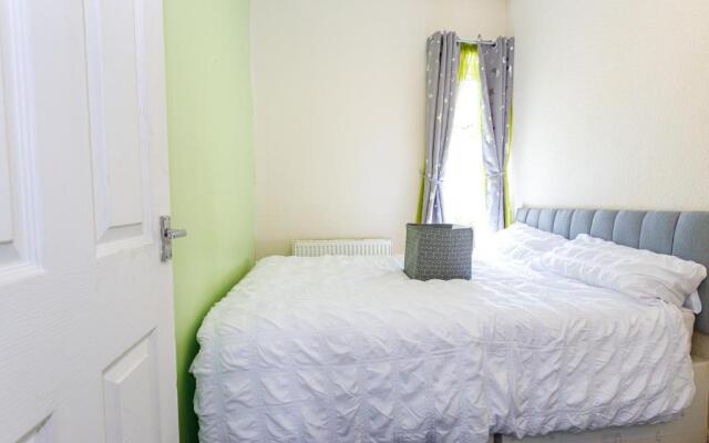 4 Beds Sleeps 6 - Elegance Leisure Stay, Burnley