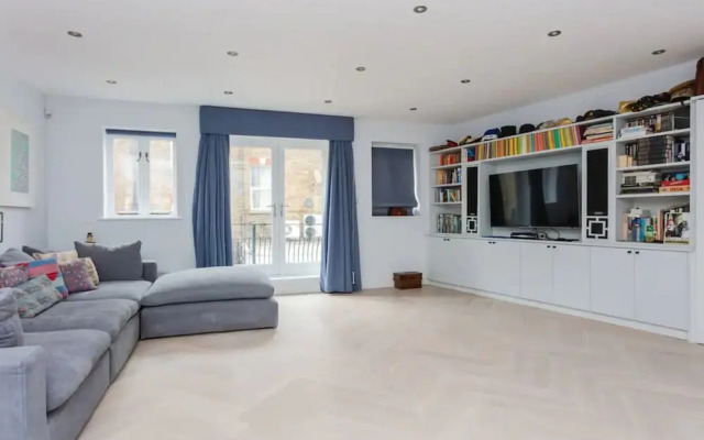 Contemporary 2 Bedroom House in Vibrant Shepherds Bush