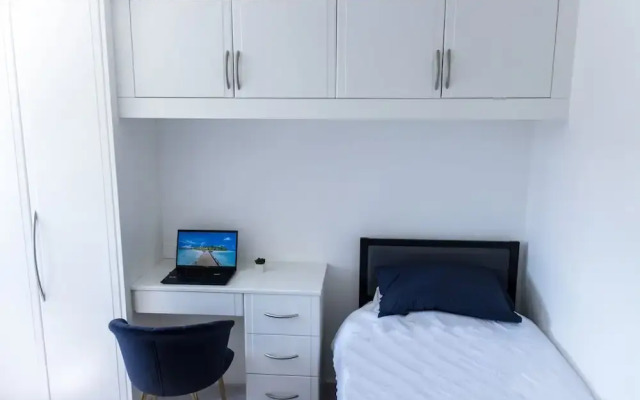 Catsbrook House - Sleeps 7 - Business Travellers Accommodation