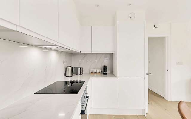 Sunny 2-bed Gem in Chiswick