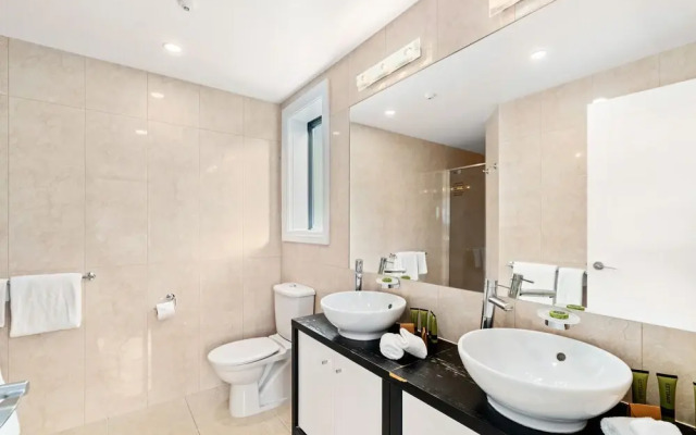 Spacious Unit With Views And Balcony