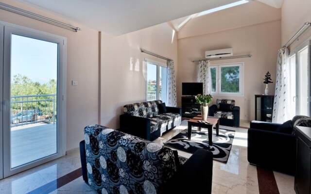 Villa Lagoon by Amy Villas