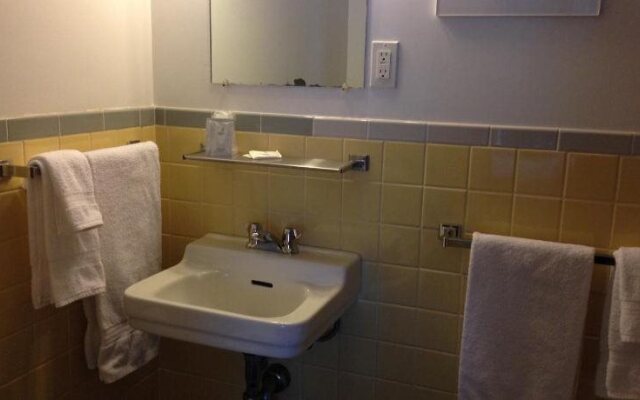 Eagle House Beachside Motel