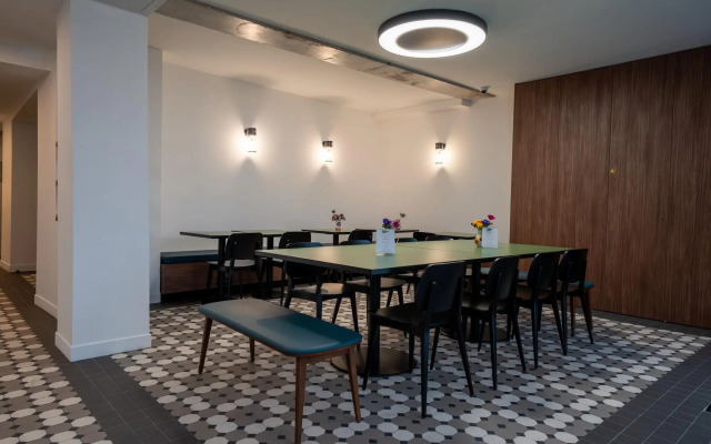 Beau M Paris Hostel