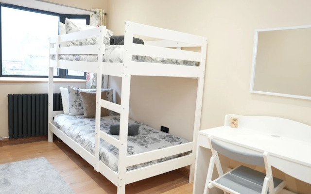 Charming London House - Sleeps 4 & Outdoor Space