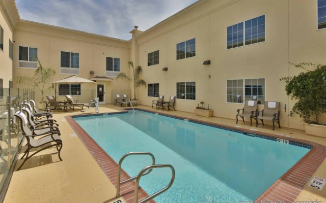 Holiday Inn Express & Suites Hollywood Walk Of Fame