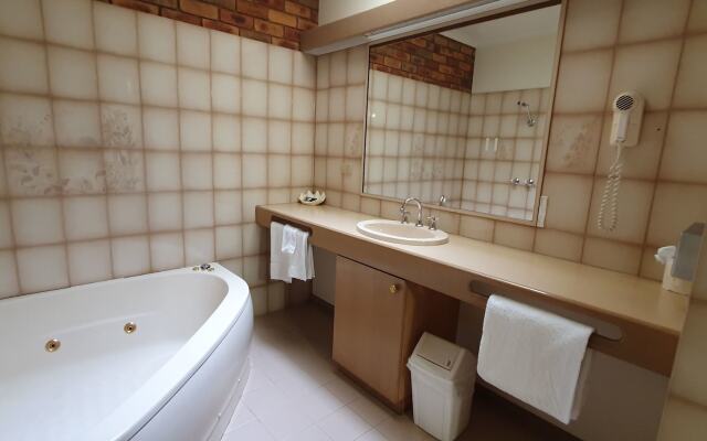 Pines Country Club Motor Inn