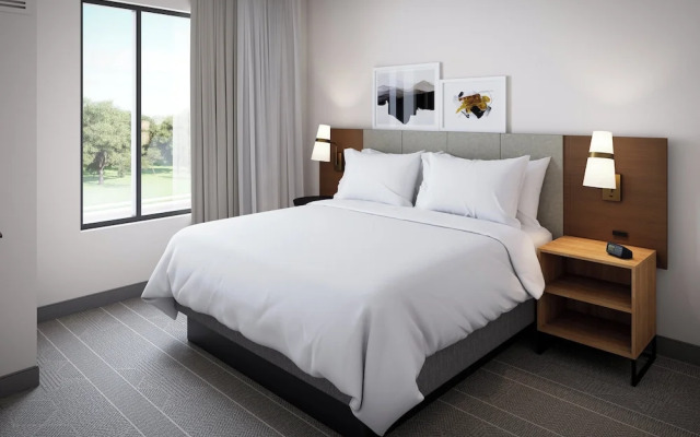 Staybridge Suites Montréal Airport - St-Laurent By IHG