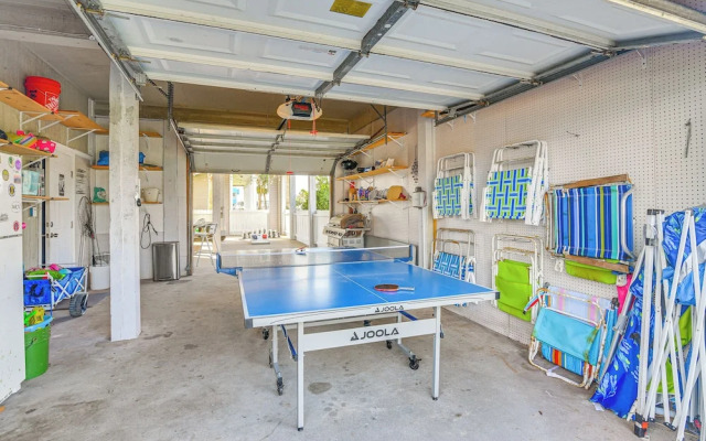 Walk to Pirates Beach - Luxe Galveston Home