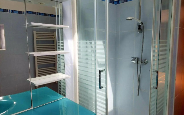 Semi-detached house with sea views, Cléder