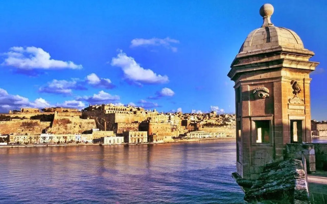 Valletta and Harbour Views Apartment in Central Sliema