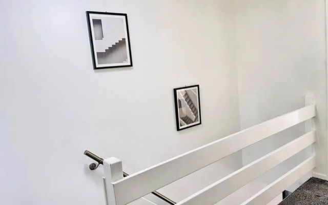 Mayfair Place - Cosy 3 Bedroom House with Free Parking