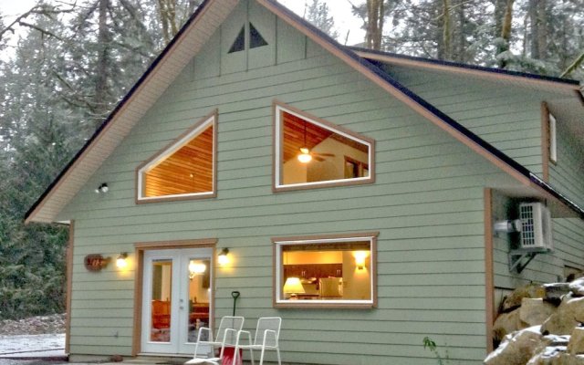 Mt. Baker Lodging Cabin 2 – Hot Tub, A/C, Sleeps 10! by Mbl
