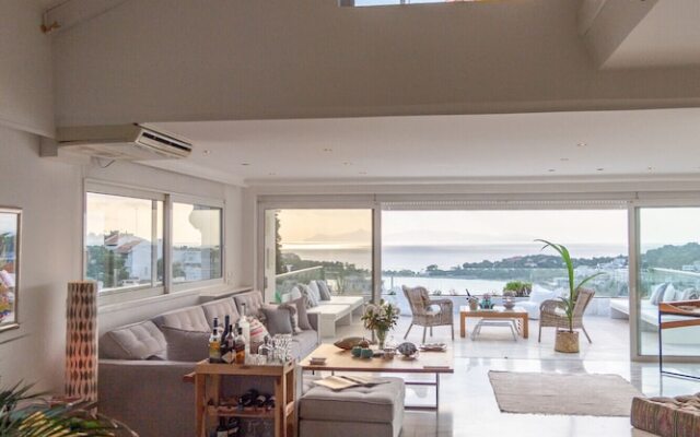 Vouliagmeni Luxury Seaview Apartment