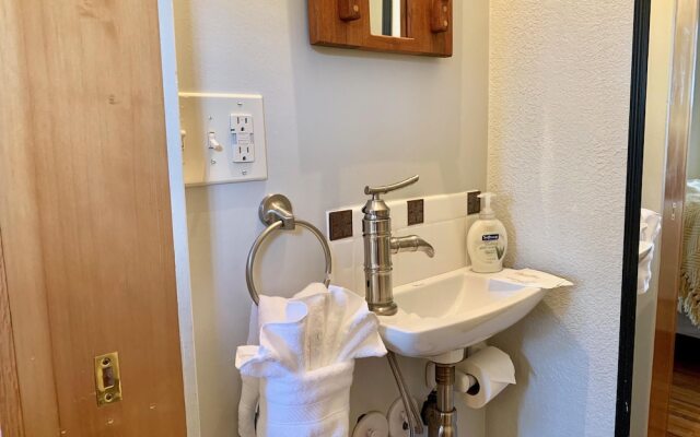 Cozy Bungalow in Downtown Loveland w/Free Bikes!