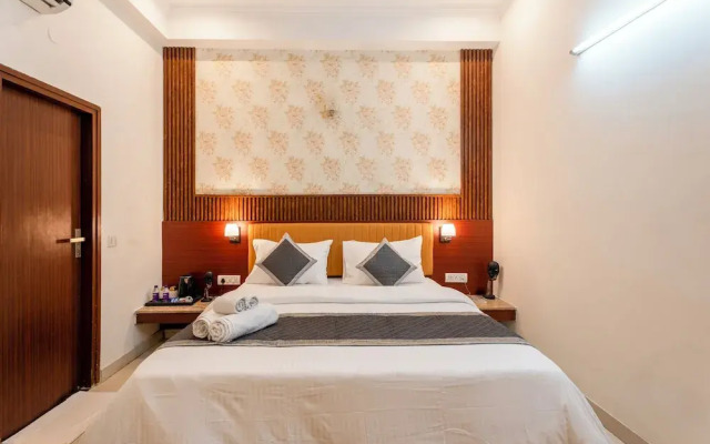 The Lodgers Hotel and Banquet Sector 38