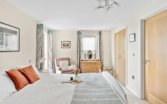 B6 Masts in Torquay With 3 Bedrooms and 2 Bathrooms