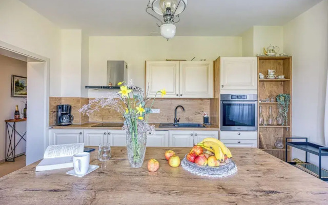 Hedonistic Vineyard Estate With Hot Tub