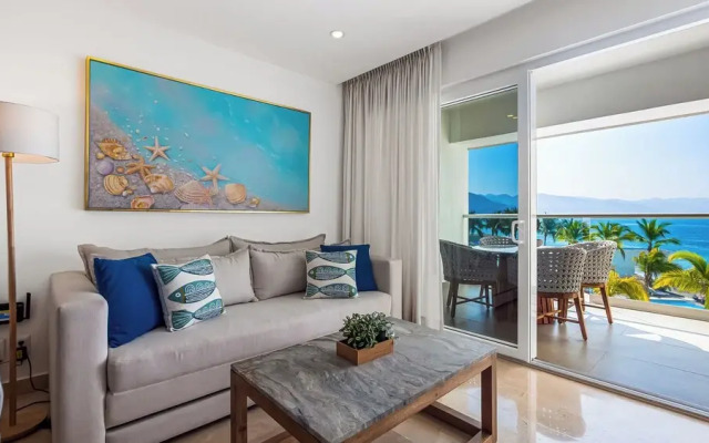 Oceanfront 1BR with Balcony & Pool