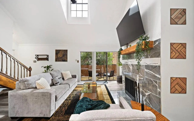 Upscale 1br Condo in Med Center