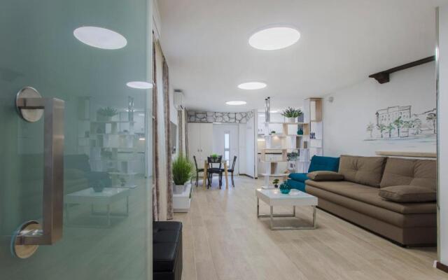 Derek Apartments