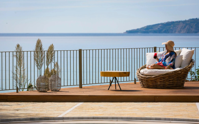 F ZEEN KEFALONIA - Adults Only