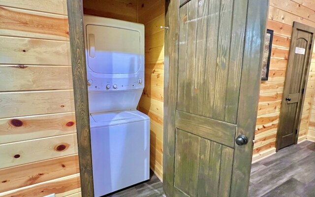 South Side Serenity 2 Bedroom Cabin by RedAwning