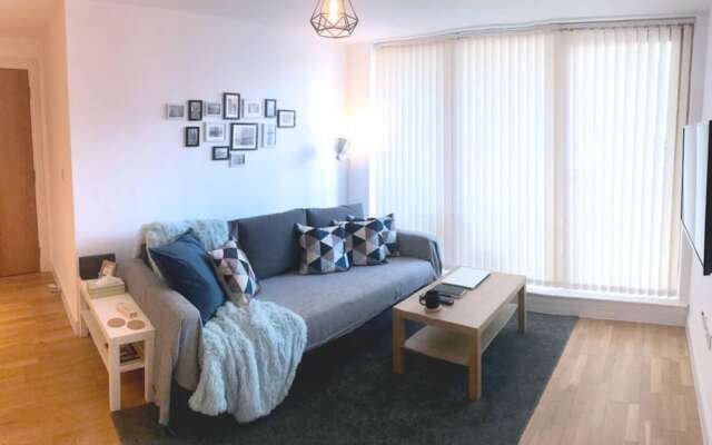 Modern 2 Bedroom Apartment in City Centre With Balcony