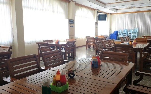 Dee Prom Hotel