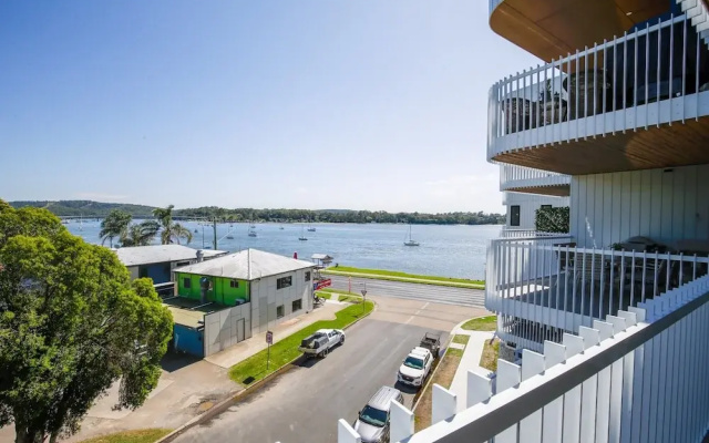 Glorious 2-bed With Waterside Balcony Views