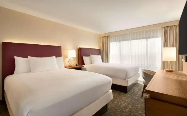 Hilton Phoenix Suites