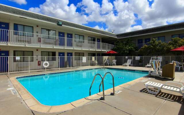 Motel 6 Kingsville, TX