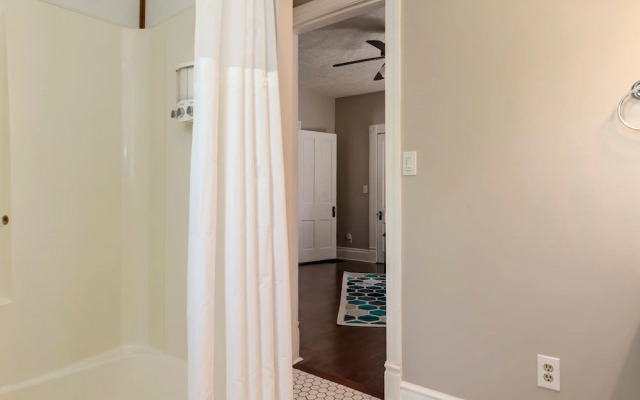 TWO Units Entire Stylish Home by Cozysuites