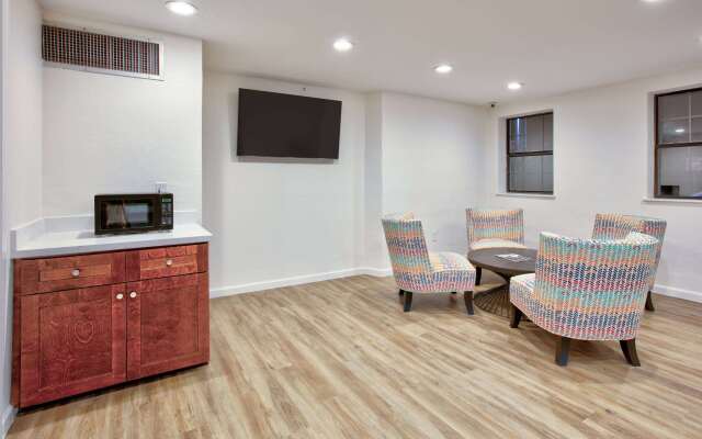 Super 8 by Wyndham Victoria / South / Hwy 59