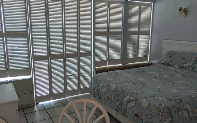 Traders Inn Beach Club