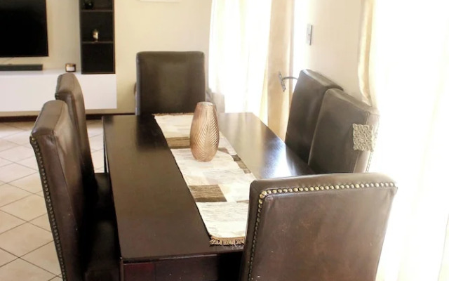 Cozy 3 Bed Duplex ,sleeps 6 With Double Bathroom