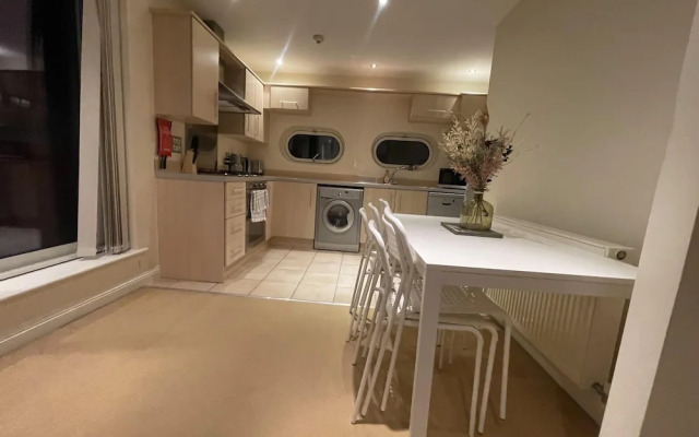 Free Parking Near City Centre & Stadium Sleeps 6-8