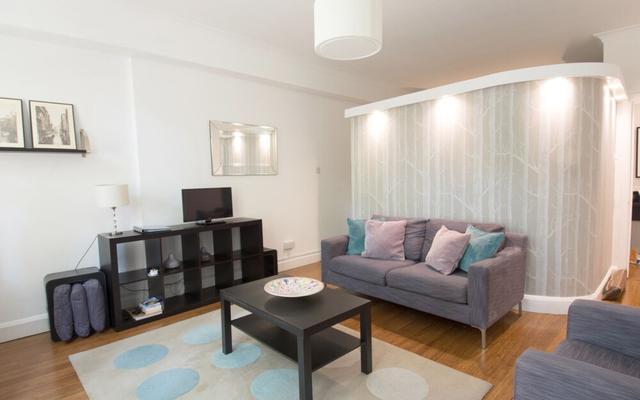 1 Bedroom Flat In Vibrant Earls Court