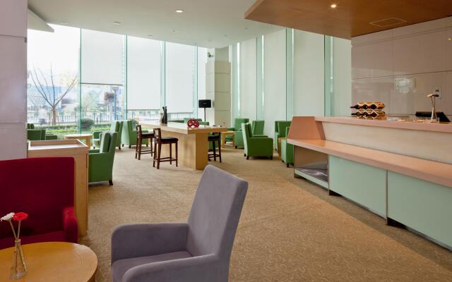 Holiday Inn Shanghai Jing'an by IHG