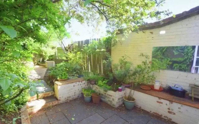 House - Sleeps 6 - Garden - Parking