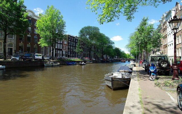 1637 Historic Canal View Suites