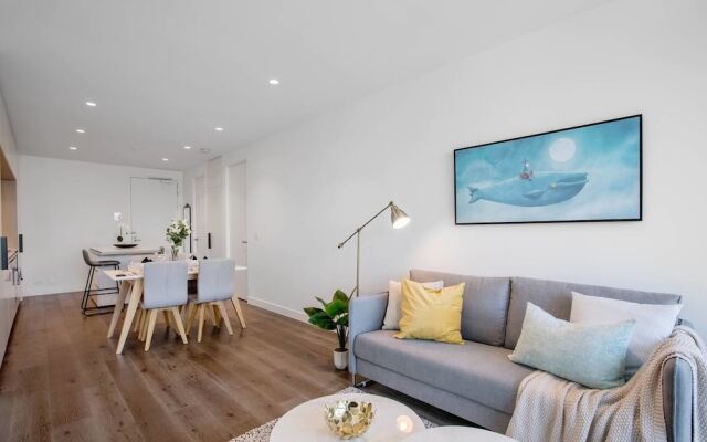 87 Docklands 2BD 2BTH Waterside with Carpark