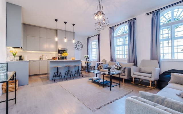 New Stylish City-centre Flat w Parking Sleeps 4